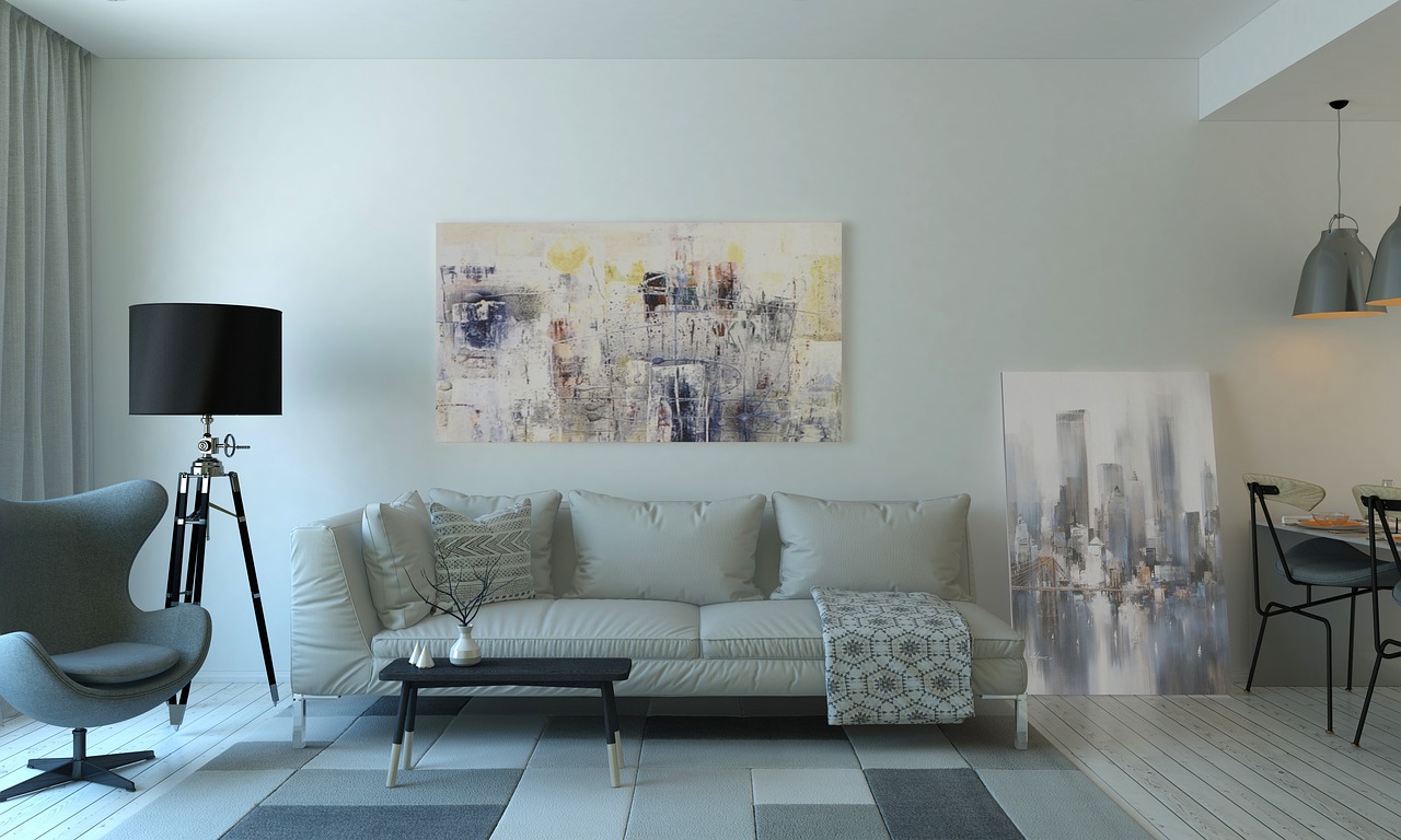 Woonkamer in pastelkleuren met voorjaarsdecor.