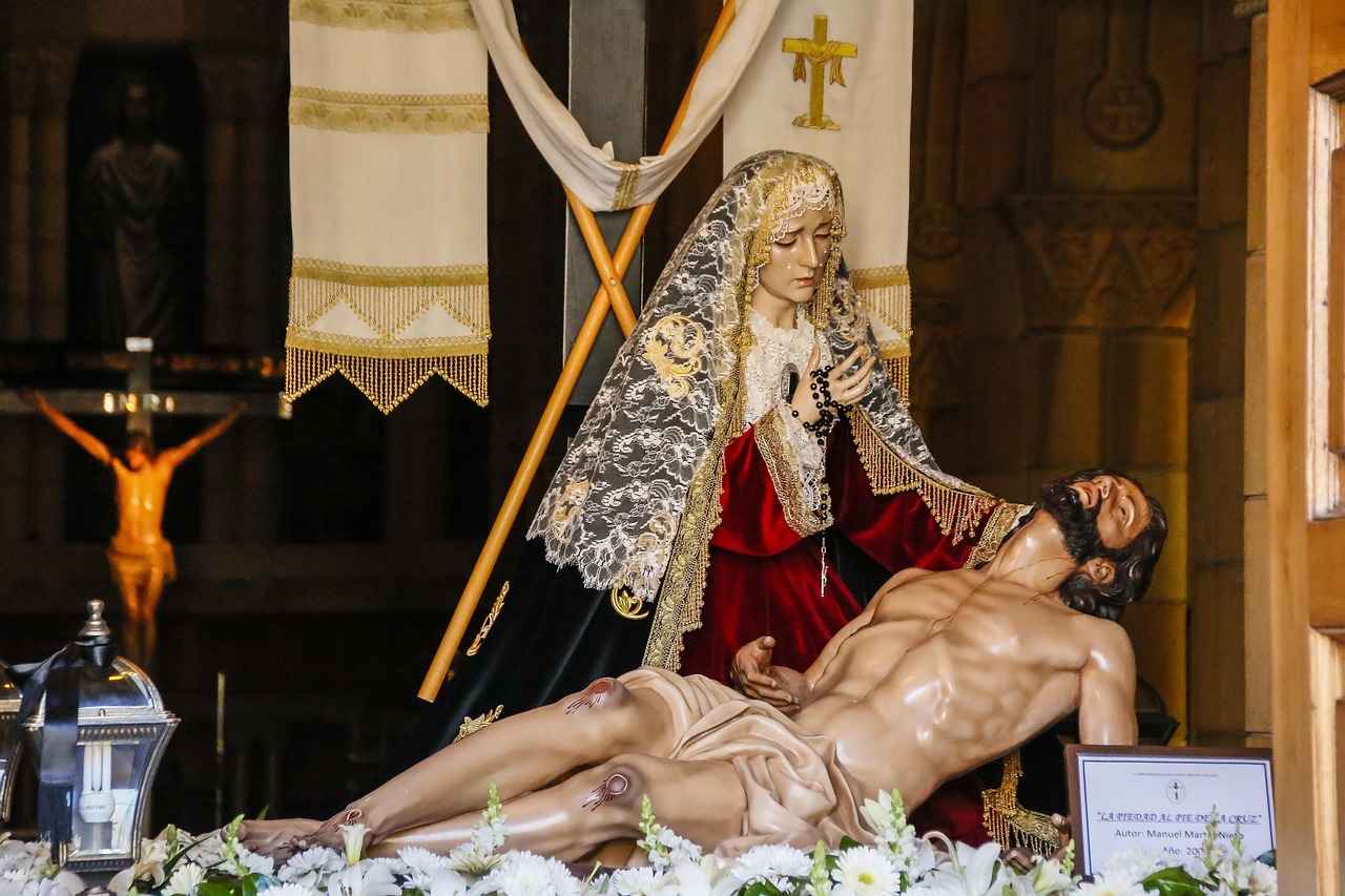 Meditatie-oase met brandende kaarsensculptuur centraal.