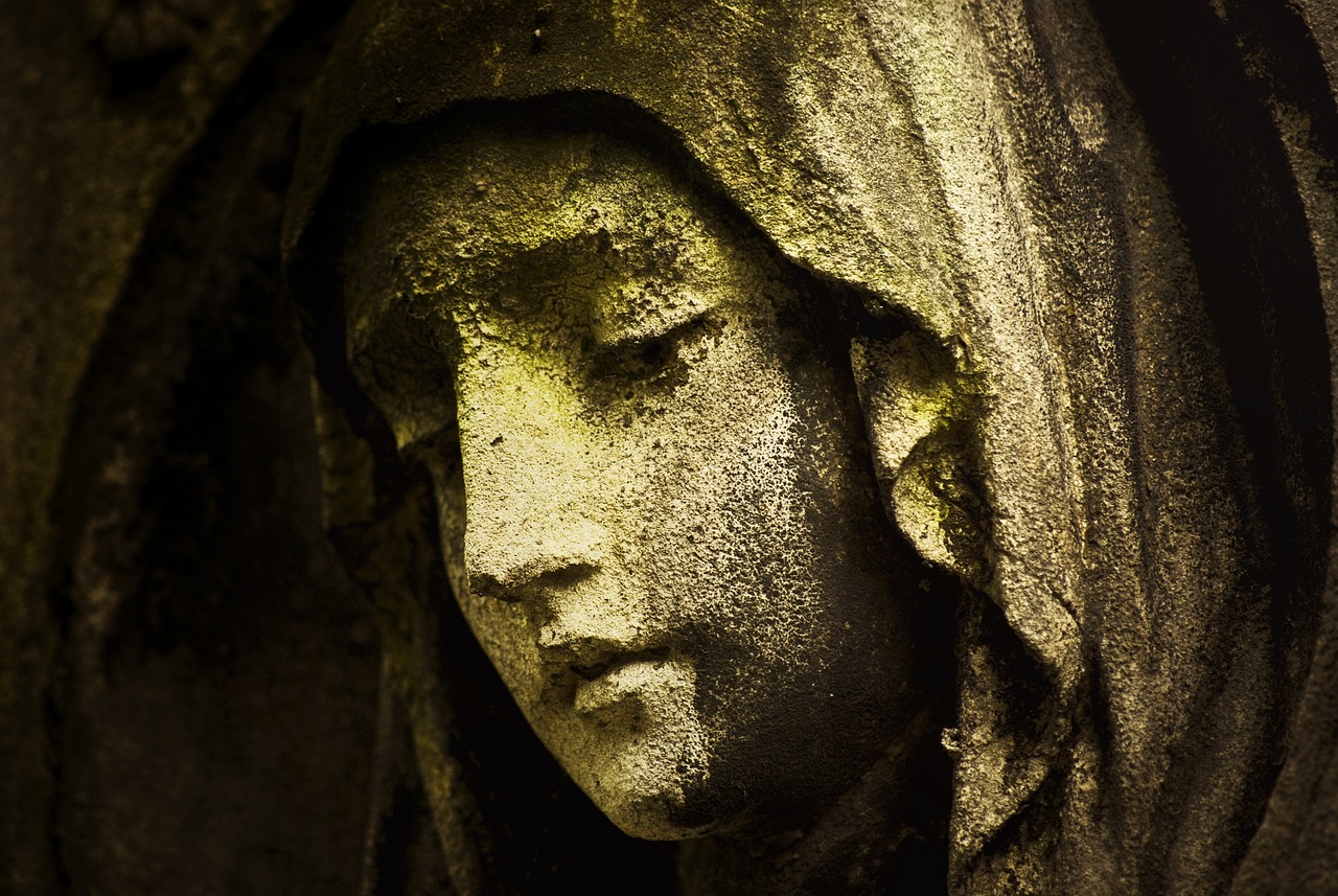 Rustige ruimte met kaarsensculptuur en meditatiekussens.