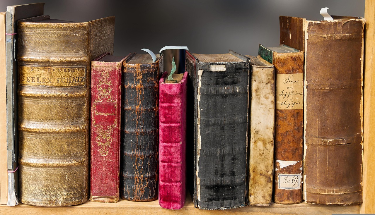 Gezellige leeshoek met vintage meubels en decor. Gezellige leeshoek met vintage meubels en decor.