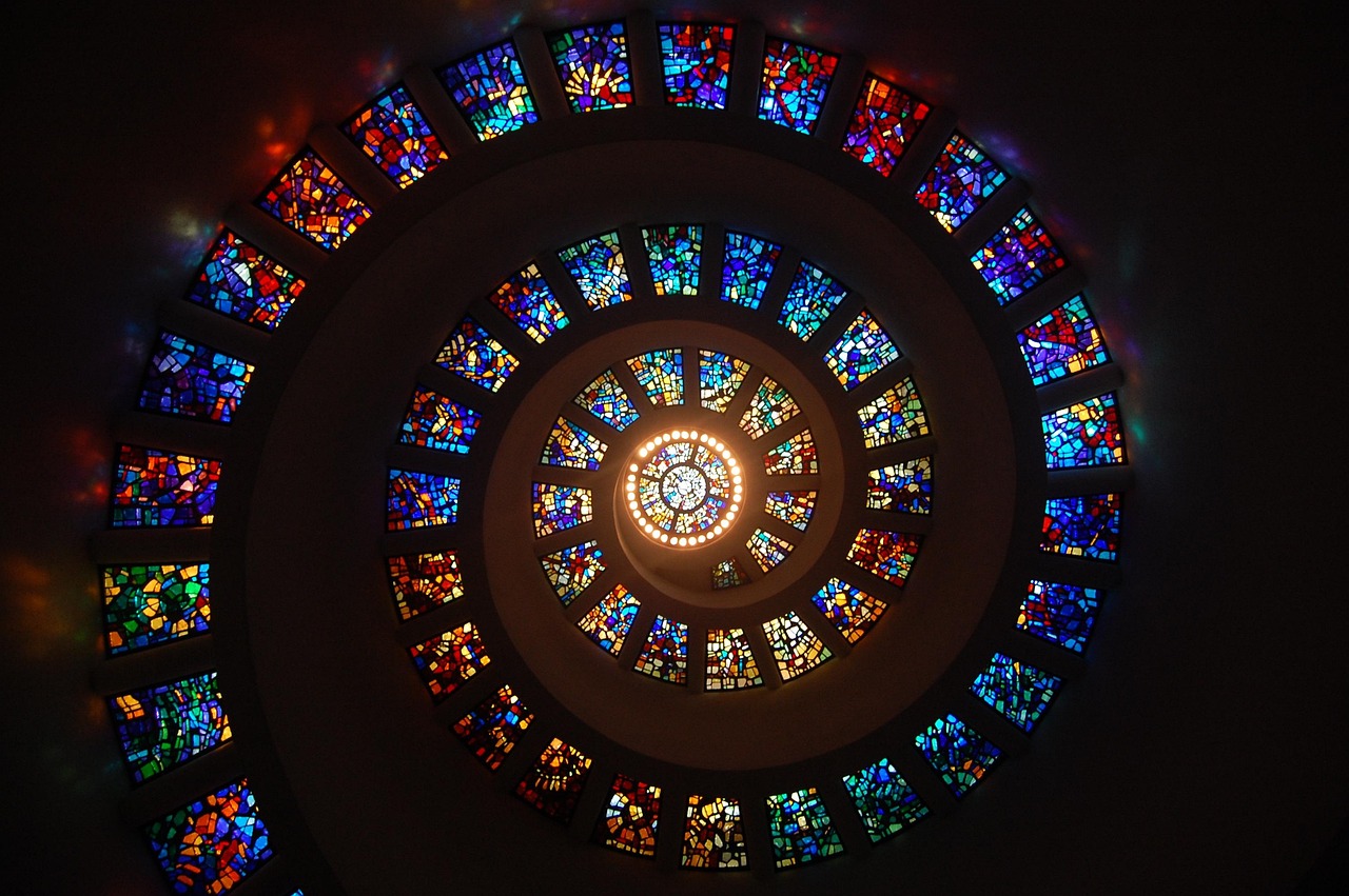 Vintage glas-in-lood raam met futuristische LED-verlichting.