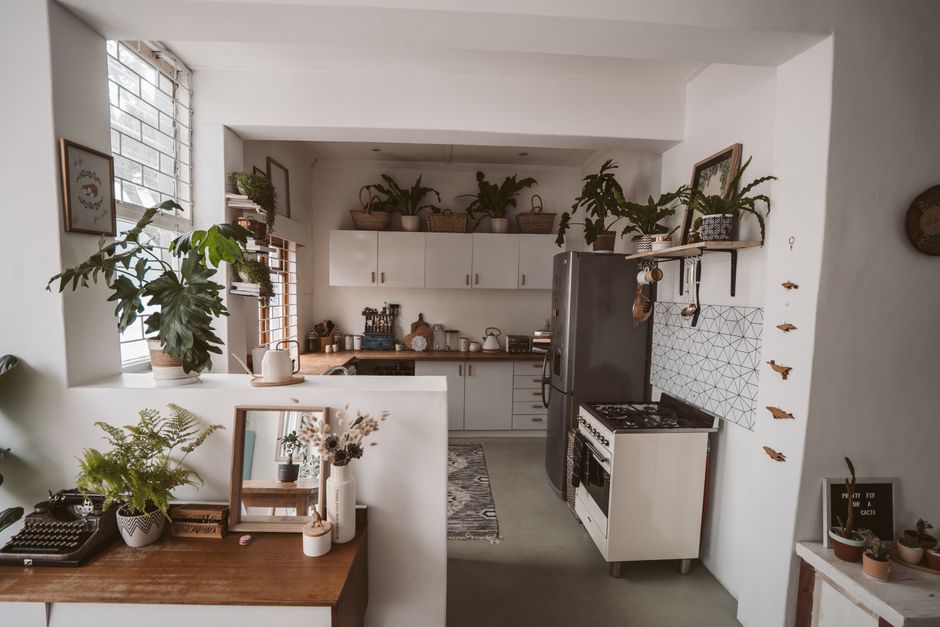 Hangende planten en rieten manden in bohemien keuken. Hangende planten en rieten manden in bohemien keuken.