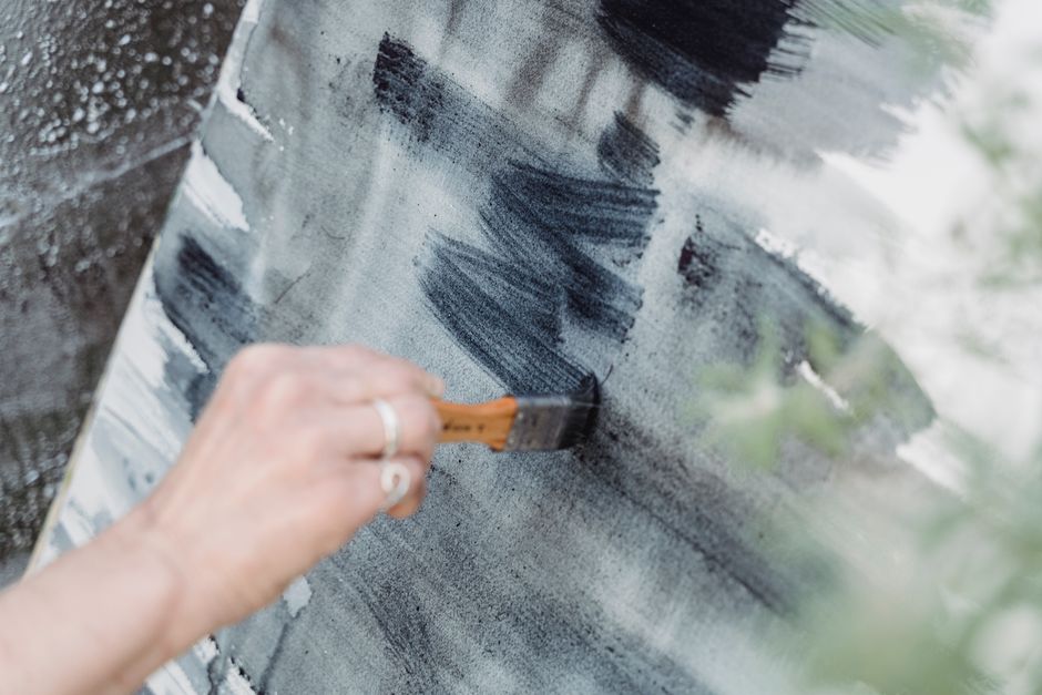 Bloeiende tuin met groot canvas kunstwerk. Bloeiende tuin met groot canvas kunstwerk.
