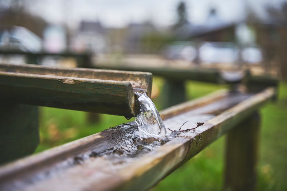 Sensoren controleren regenwateropvang in moderne tuin.