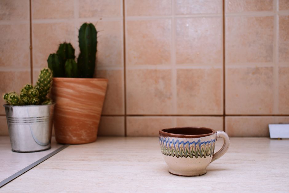 Zonnige keuken met terracotta accenten. Zonnige keuken met terracotta accenten.
