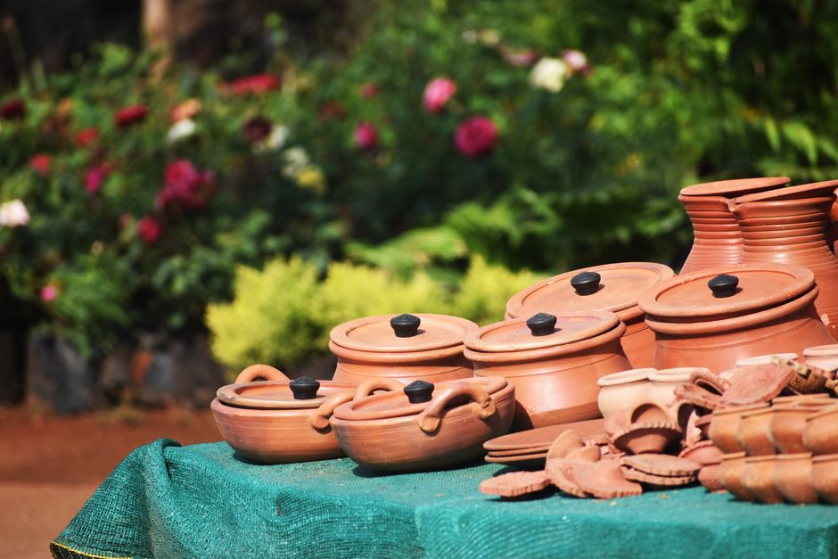 Terracotta schalen in zomerse keukenopstelling. Terracotta schalen in zomerse keukenopstelling.