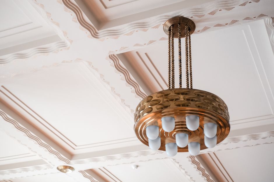 Verfijnde art deco patronen in luxe woonkamer.