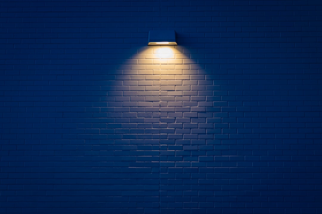 Moderne wandlamp op zonne-energie in woonkamer.