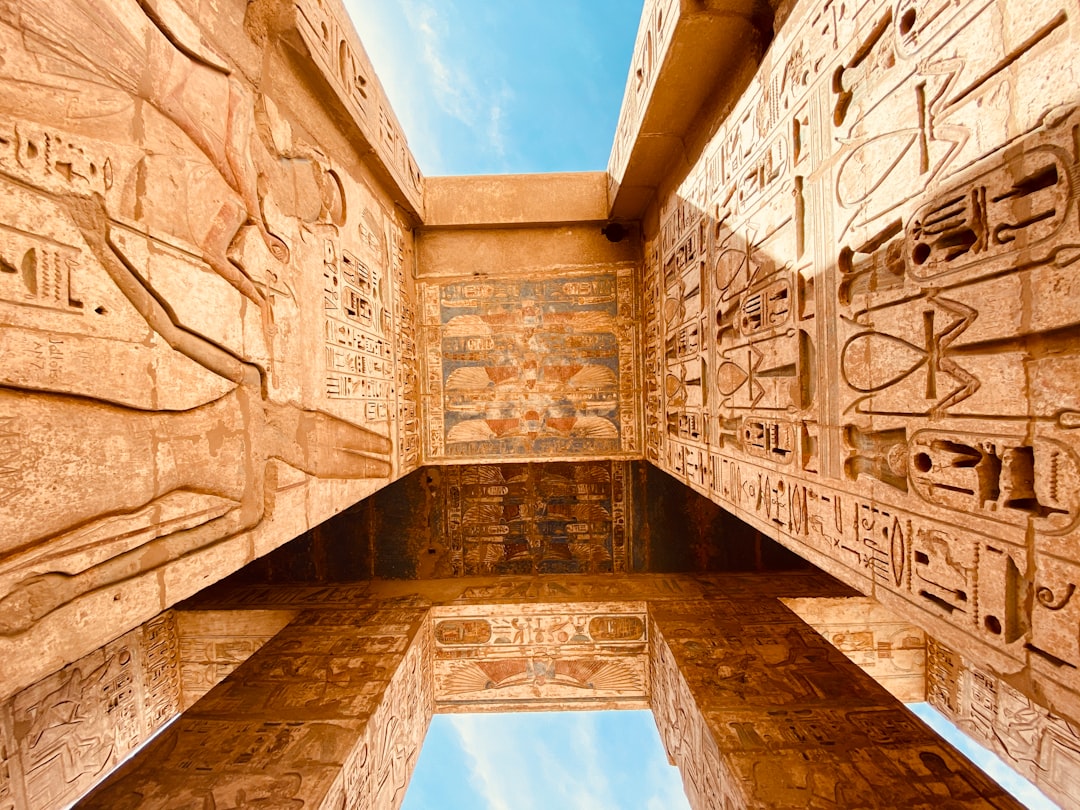 Prachtige Egyptische patronen op kleurrijk fotobehang. Prachtige Egyptische patronen op kleurrijk fotobehang.