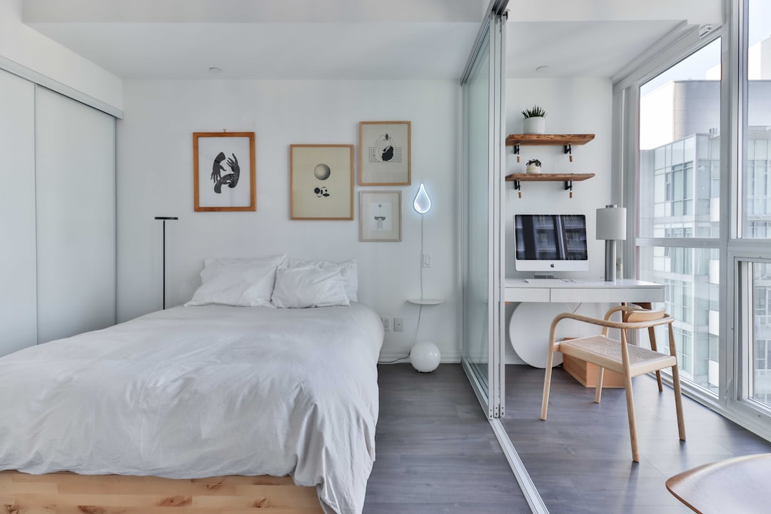 Opklapbed transformeert slaapkamer in kantoorruimte. Opklapbed transformeert slaapkamer in kantoorruimte.