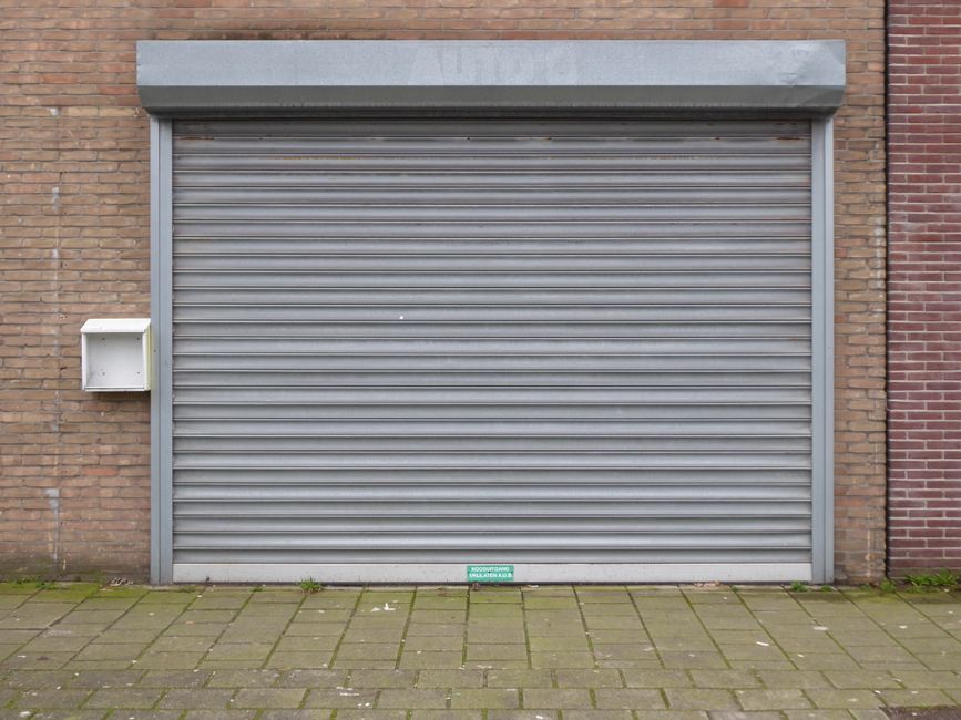Kleine keuken met roldeuren voor ventilatie. Kleine keuken met roldeuren voor ventilatie.