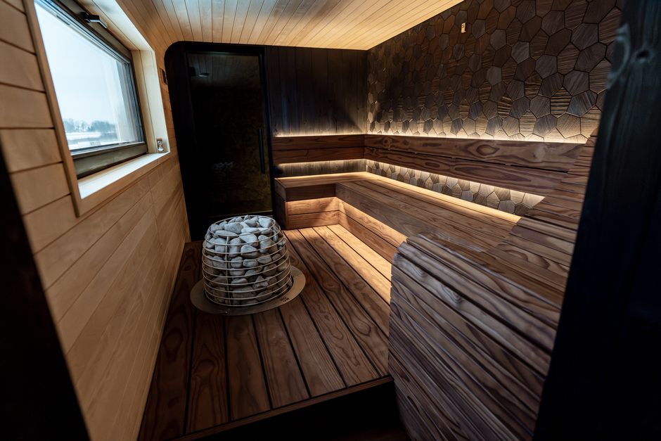 Compacte buitenspa met moderne saunacabine.