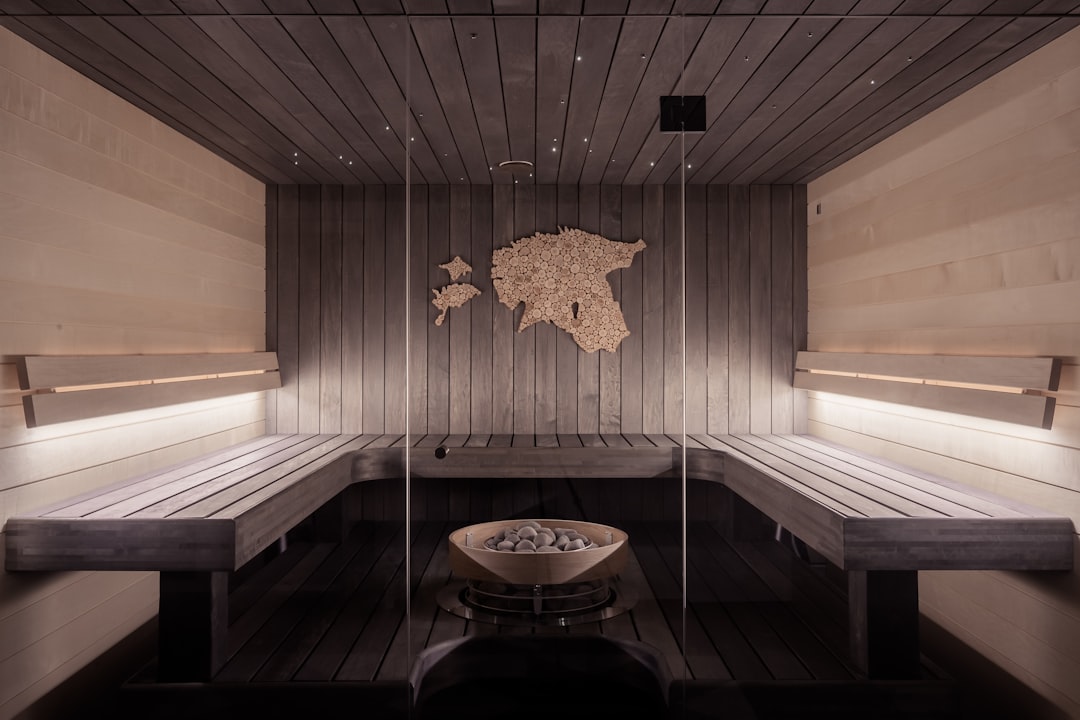 Kleine binnenruimte met luxe sauna-accessoires.
