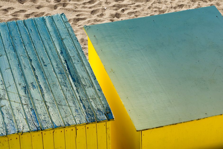 Blauw-gele inrichting met futuristische elementen. Blauw-gele inrichting met futuristische elementen.