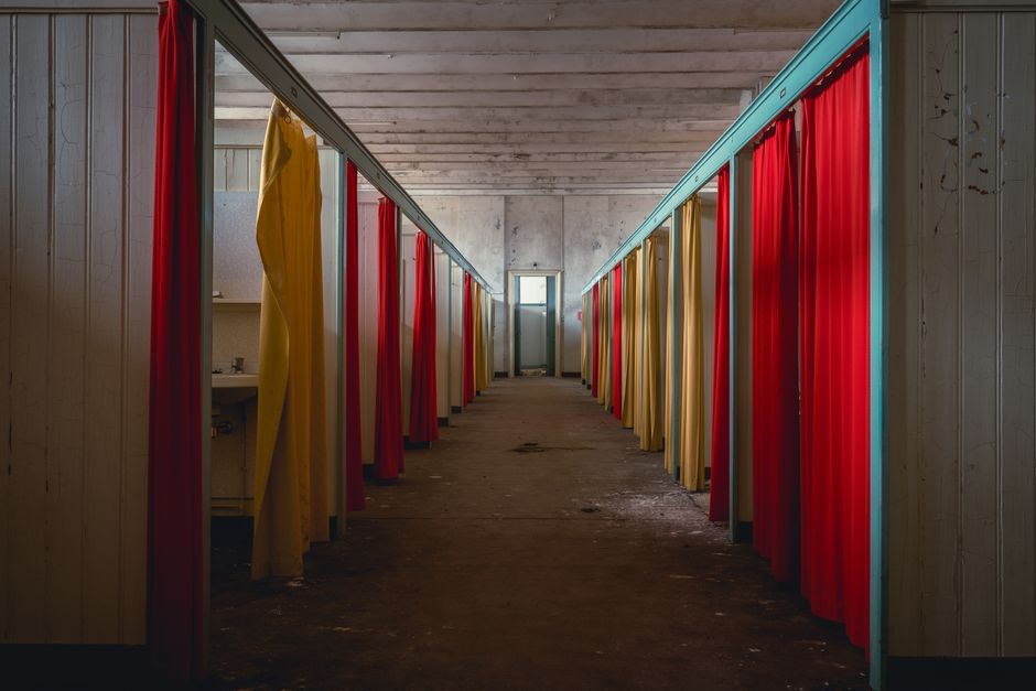 Futuristische 3D wandkunst in ruime hal Futuristische 3D wandkunst in ruime hal