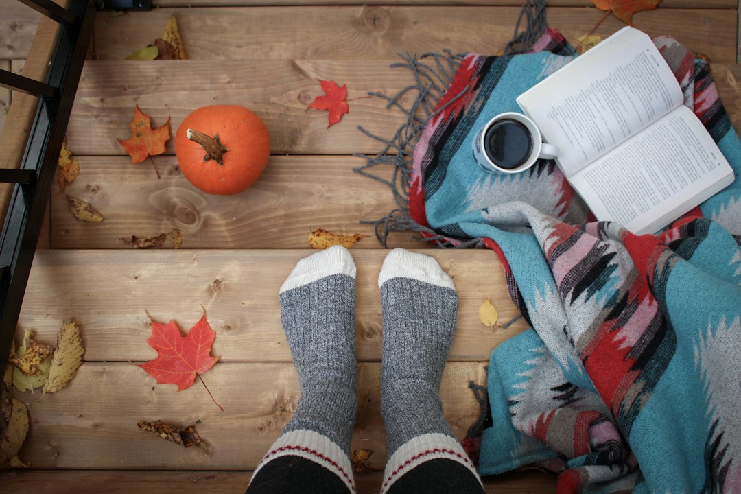 Herfstdecor onder trap met pompoenen. Herfstdecor onder trap met pompoenen.