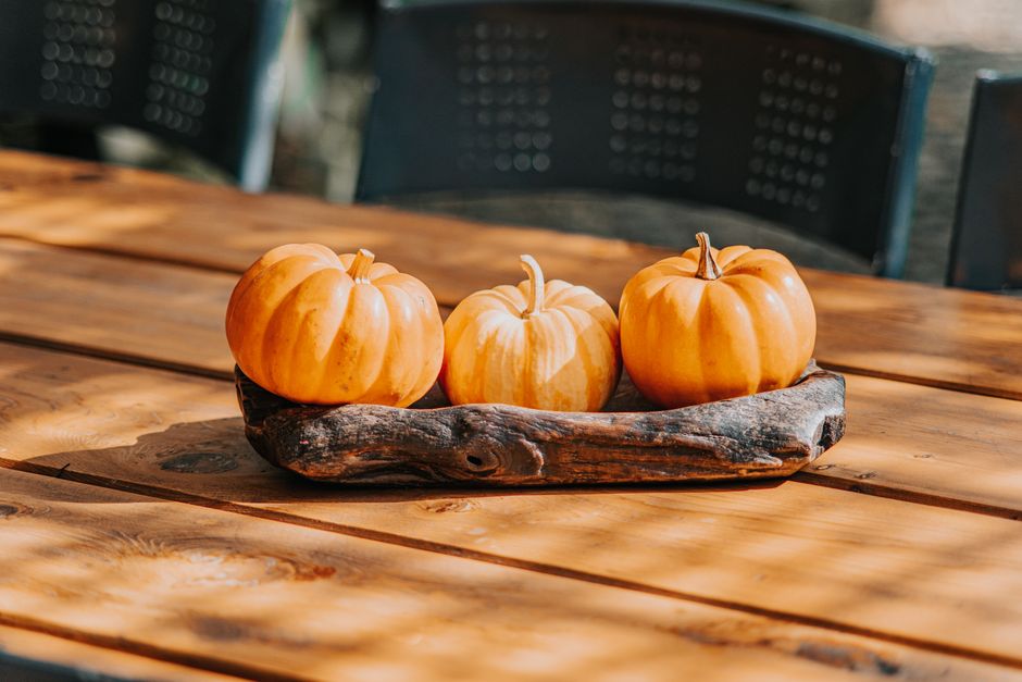 Herfstkrans met dennenappels en gedroogde bladeren. Herfstkrans met dennenappels en gedroogde bladeren.