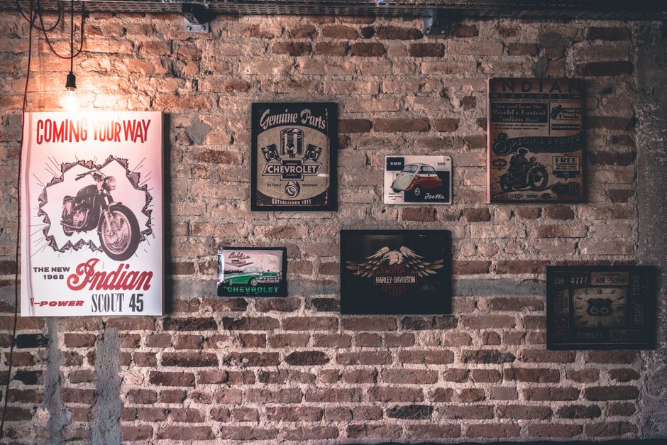 Creatief hergebruik van oude motorposters als kunst. Creatief hergebruik van oude motorposters als kunst.